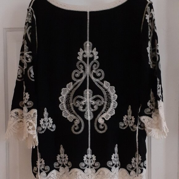 Ultra Pink Lace Embellished Top, Scoop Neck, 3/4 Sleeves, Sizis e L - Picture 4 of 10